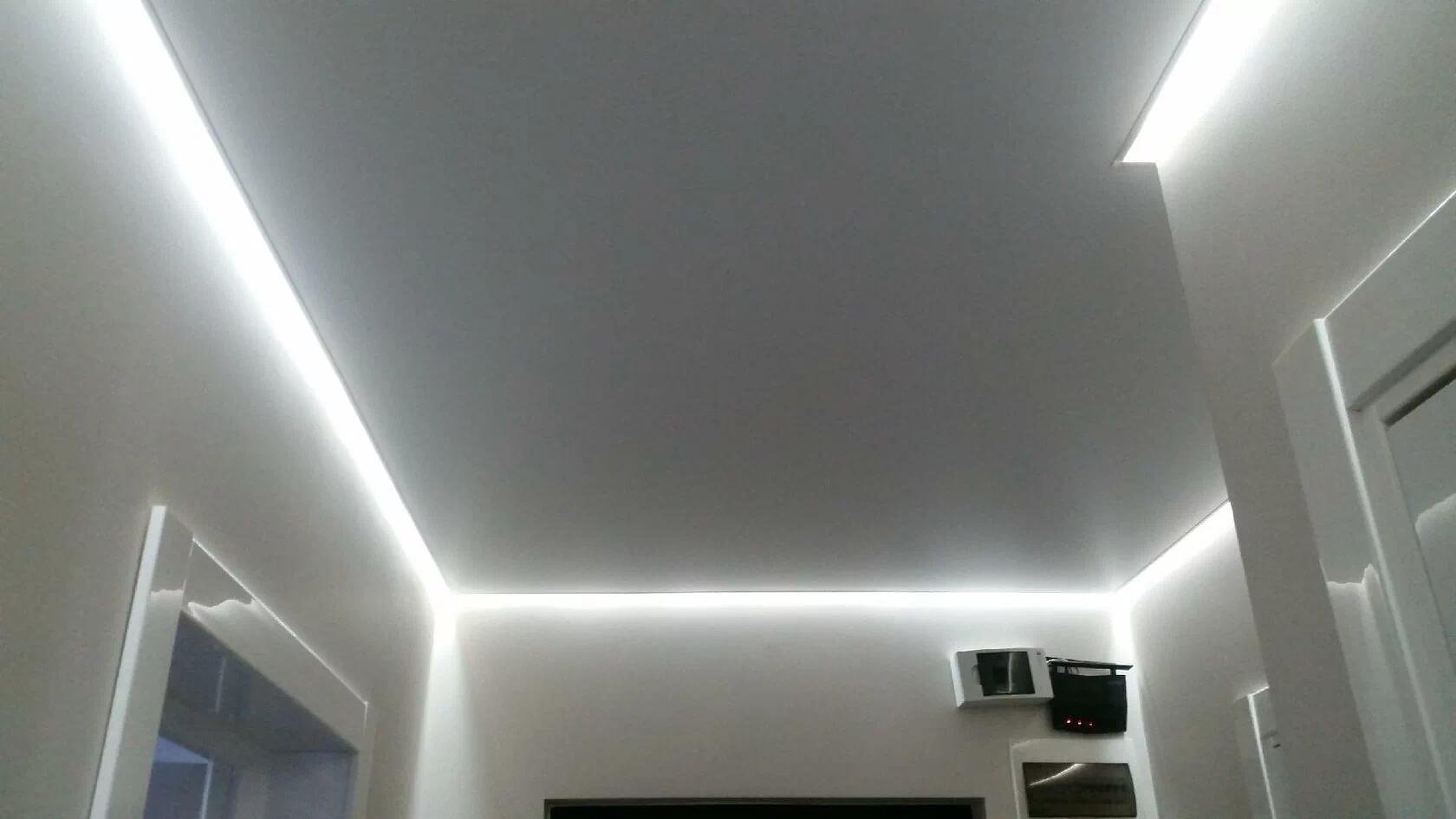 Натяжные потолки с подсветкой в Камешково